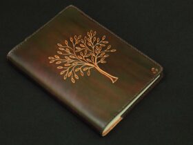Libreta de cuero con motivo de un árbol encerado marrón