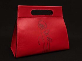 Bolso de mano rojo en cuero de curtido vegetal con motivo de calas