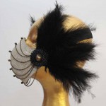 Mascarilla elaborada en piel beigue, decorada con plumas de oca negras, cascabeles y cadenas (pieza única)